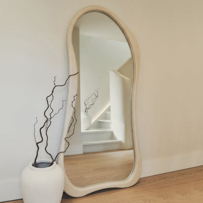 Haus Arcurva – Grande, irregular espelho de corpo inteiro aus betão (170 cm x 85 cm)