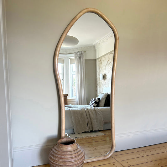 Haus Clara – Unregelmäßiger espelho de corpo inteiro aus hellem Holz (180 cm x 80 cm)