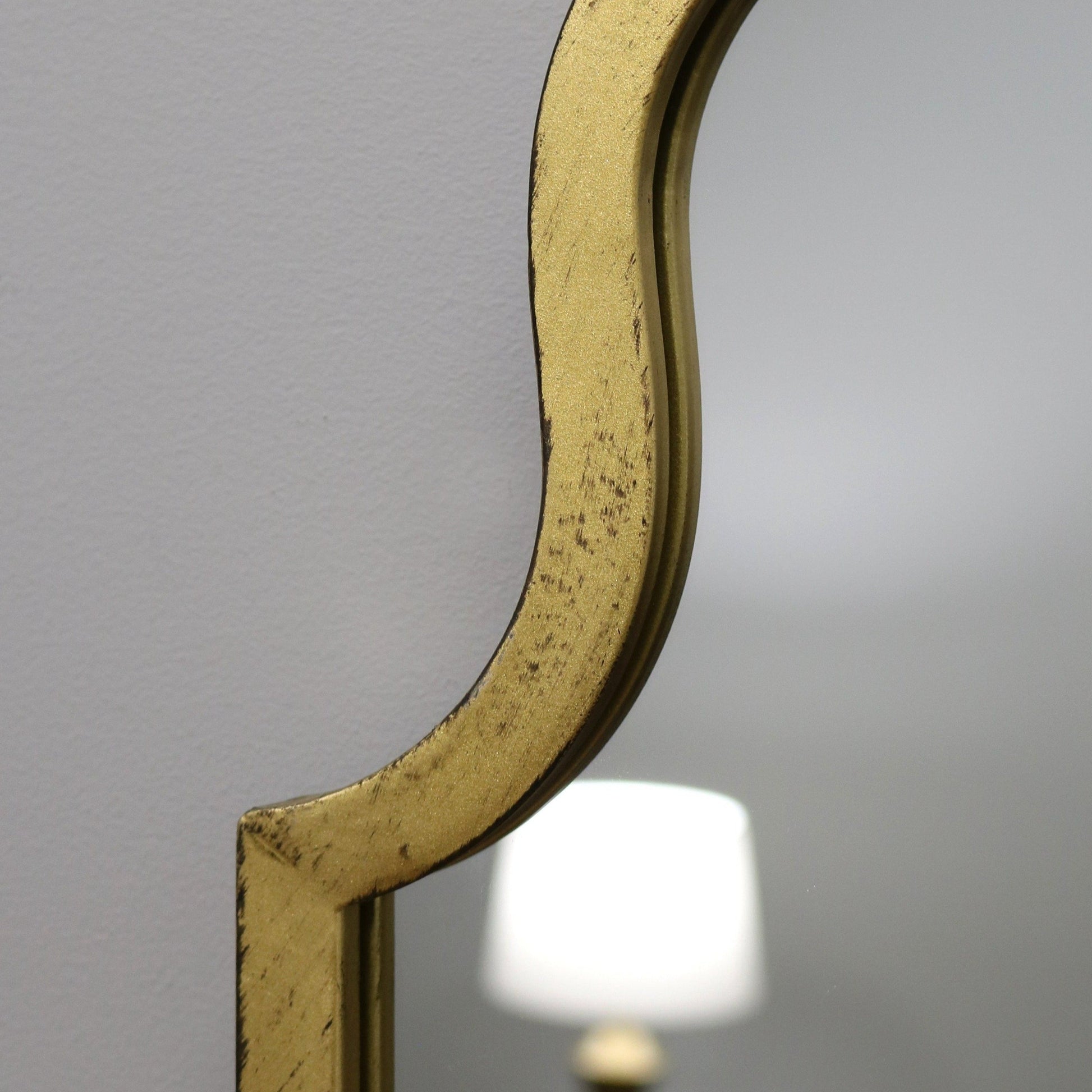 Closeup Dourado industrial arched full length metal mirror