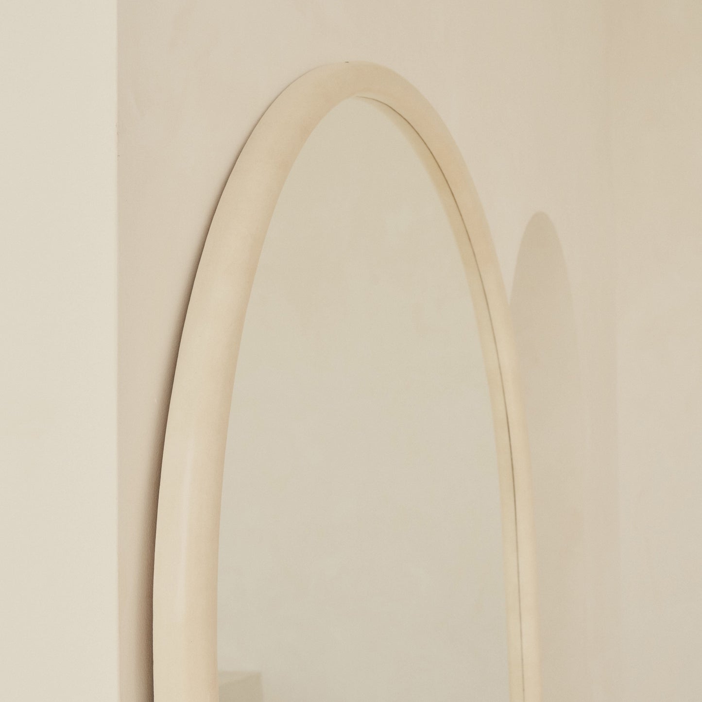 Haus  Amora – Extra Grande, curvo espelho de corpo inteiro aus betão (200 cm x 120 cm)