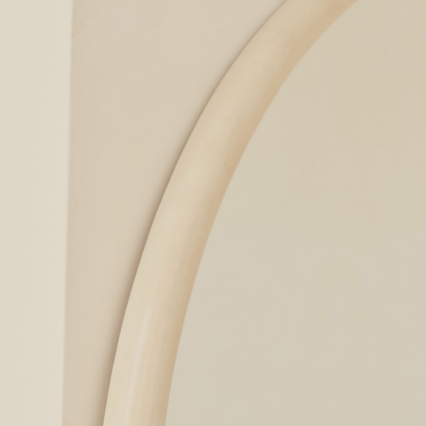 Haus  Amora – Extra Grande, curvo espelho de corpo inteiro aus betão (200 cm x 120 cm)