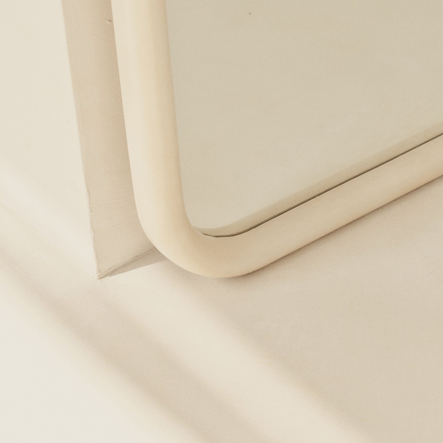 Haus  Amora – Extra Grande, curvo espelho de corpo inteiro aus betão (200 cm x 120 cm)