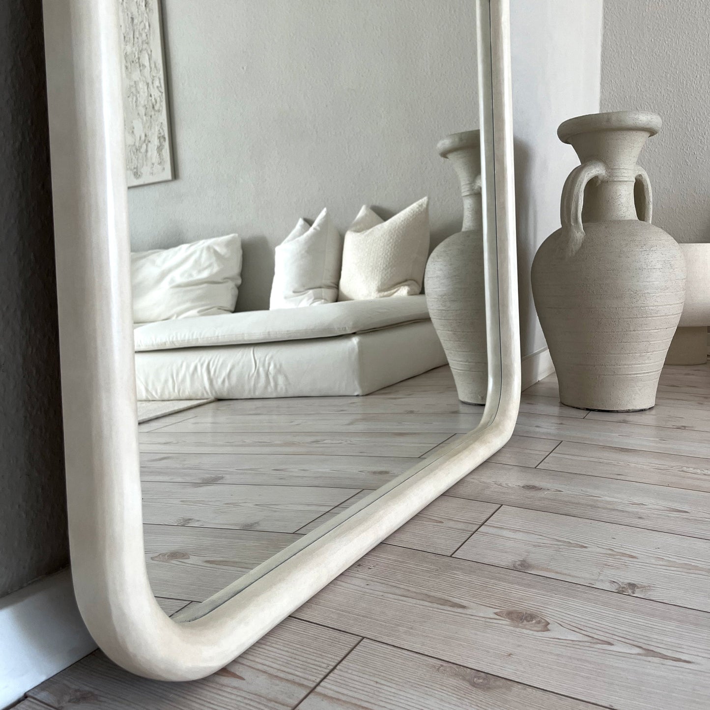 Haus Amora – Extra Grande, curvo espelho de corpo inteiro aus betão (190 cm x 100 cm)