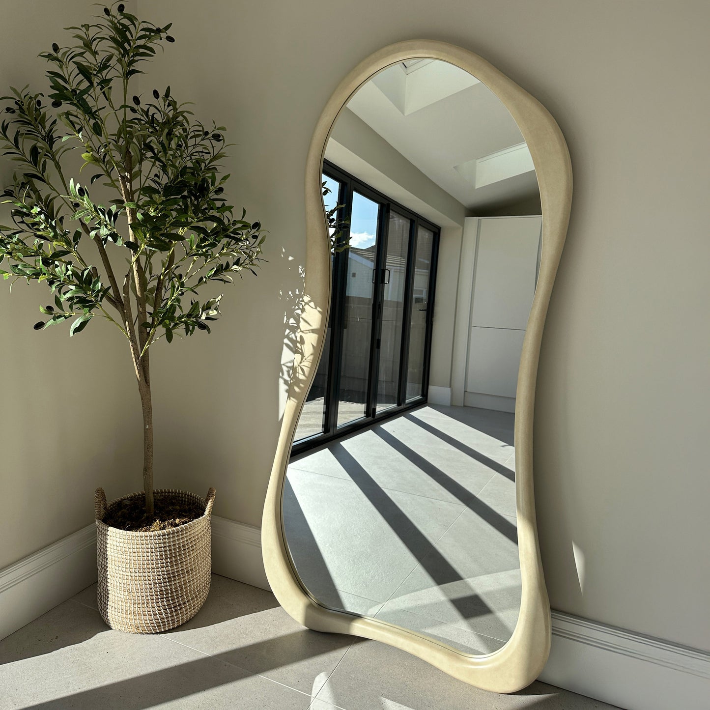 Haus Arcurva – Grande, irregular espelho de corpo inteiro aus betão (170 cm x 85 cm)