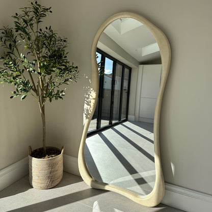 Haus Arcurva – Grande, irregular espelho de corpo inteiro aus betão (170 cm x 85 cm)