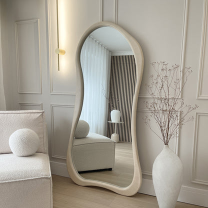 Haus Arcurva – Grande, irregular espelho de corpo inteiro aus betão (170 cm x 85 cm)