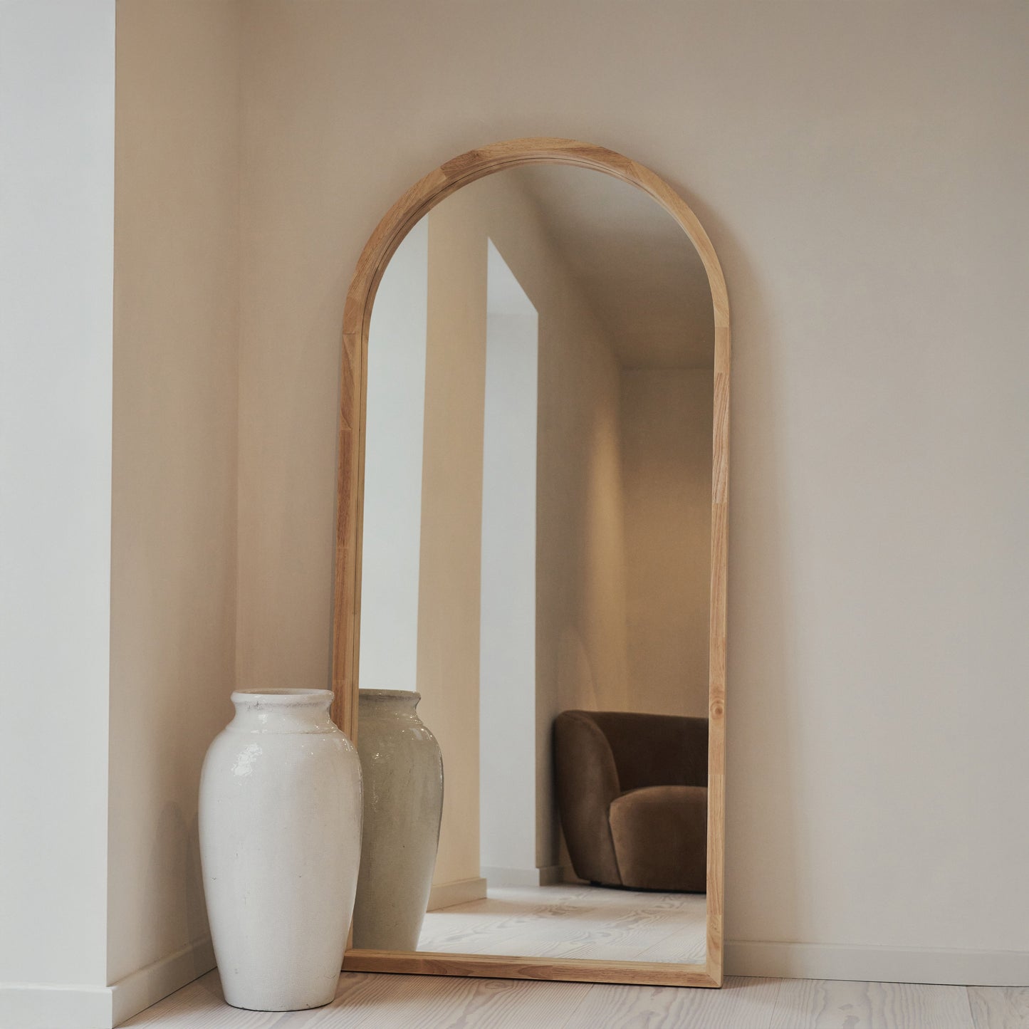 Haus Lilia – espelho de corpo inteiro mit gebogenem Rahmen aus hellem Holz (170 cm x 80 cm)