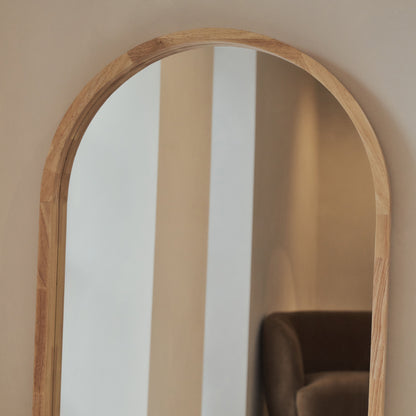 Haus Lilia – espelho de corpo inteiro mit gebogenem Rahmen aus hellem Holz (170 cm x 80 cm)