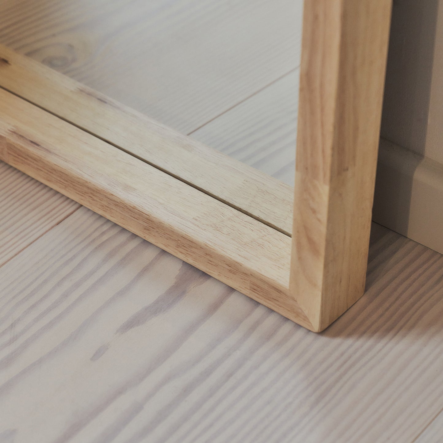 Haus Lilia – espelho de corpo inteiro mit gebogenem Rahmen aus hellem Holz (170 cm x 80 cm)