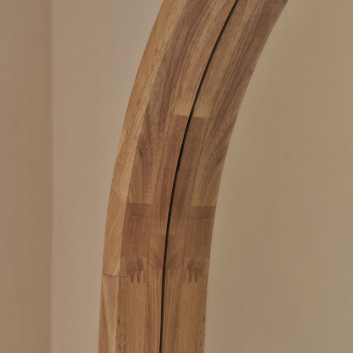 Haus Lilia – espelho de corpo inteiro mit gebogenem Rahmen aus hellem Holz (170 cm x 80 cm)