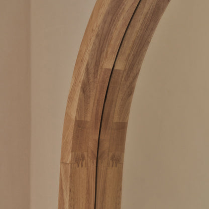 Haus Lilia – espelho de corpo inteiro mit gebogenem Rahmen aus hellem Holz (170 cm x 80 cm)
