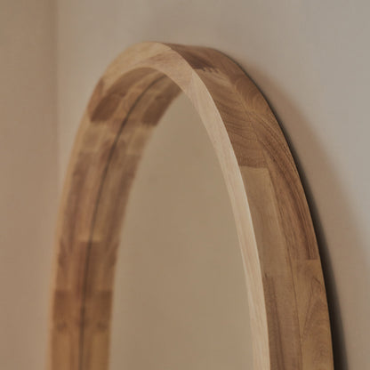 Haus Lilia – espelho de corpo inteiro mit gebogenem Rahmen aus hellem Holz (170 cm x 80 cm)