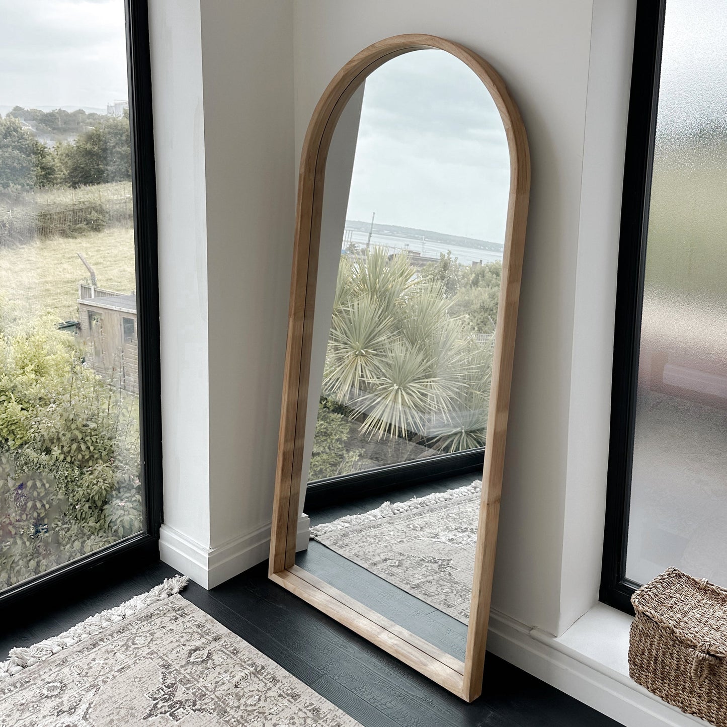 Haus Lilia – espelho de corpo inteiro mit gebogenem Rahmen aus hellem Holz (170 cm x 80 cm)