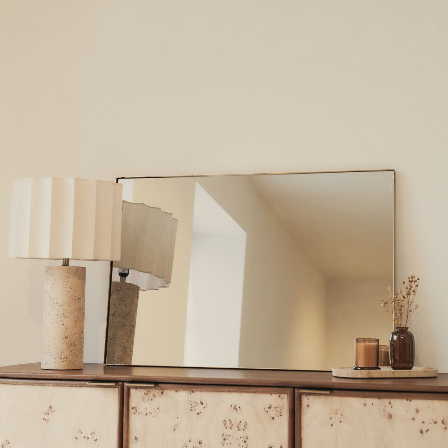 Haus Theo – Espelho de parede retangular em metal dourado (90 cm × 60 cm)