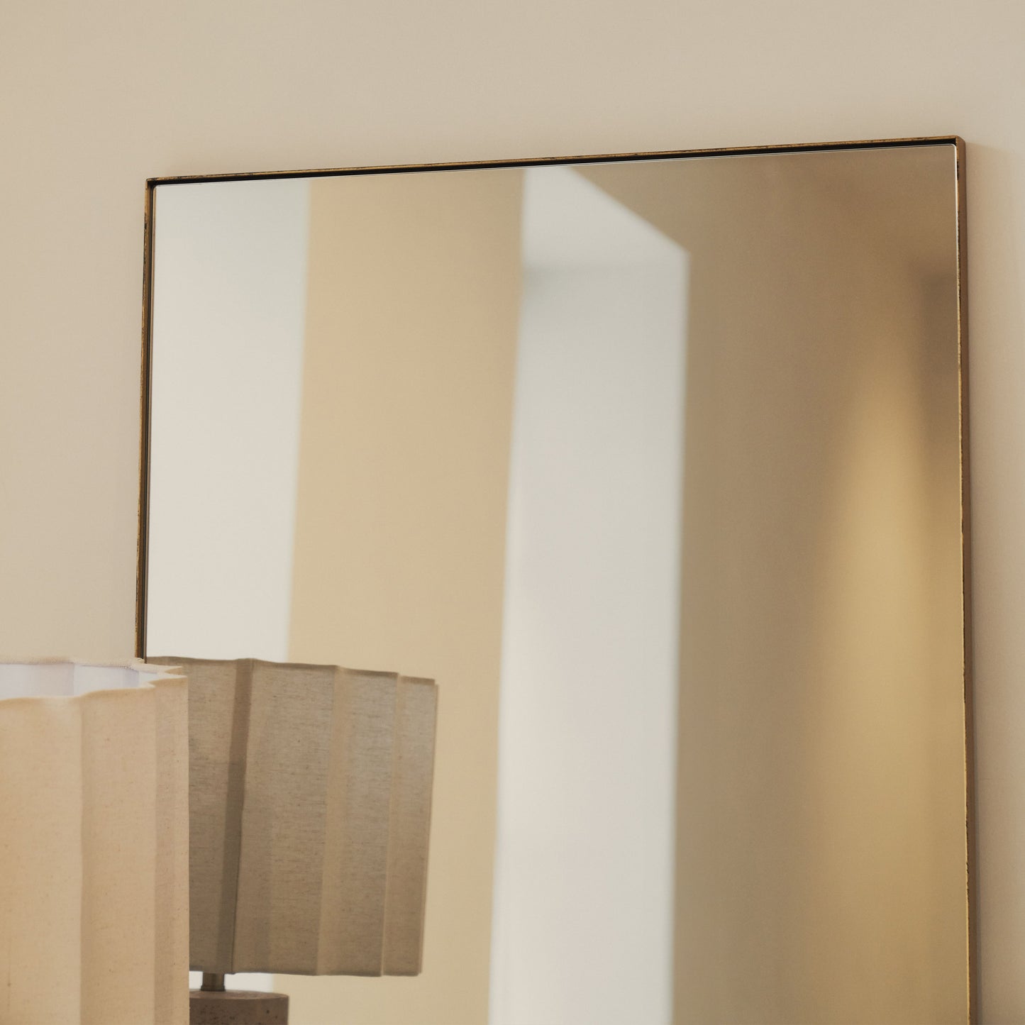 Haus Theo – Espelho de parede retangular em metal dourado (90 cm × 60 cm)