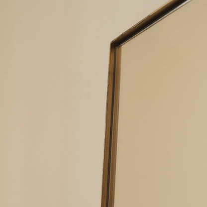 Haus Theo – Espelho de parede retangular em metal dourado (90 cm × 60 cm)