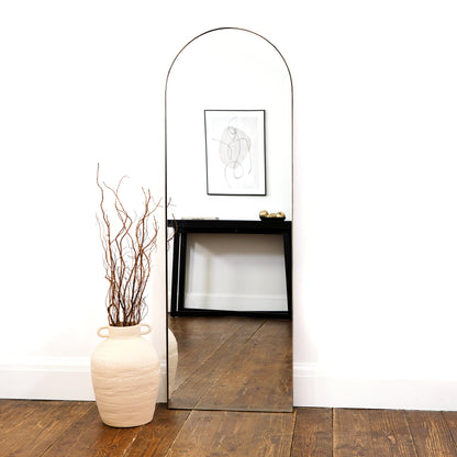 HausTheo – Grande, curvo espelho de corpo inteiro aus metal dourado (160 cm x 50 cm)