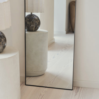 Haus Theo - Grande, preto, gewölbter espelho metálico in voller Länge 160cm x 50cm