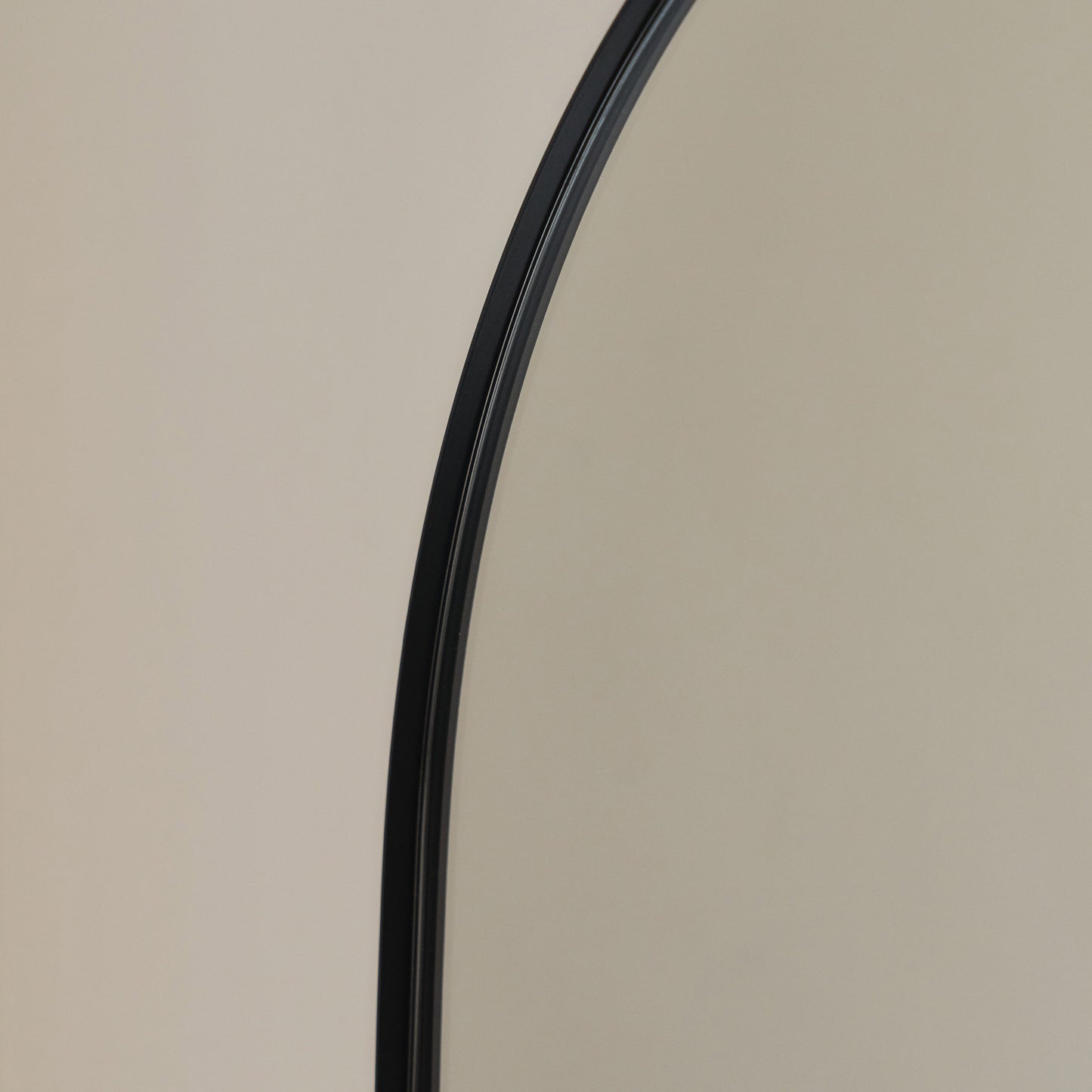 Haus Theo - Grande, preto, gewölbter espelho metálico in voller Länge 160cm x 50cm