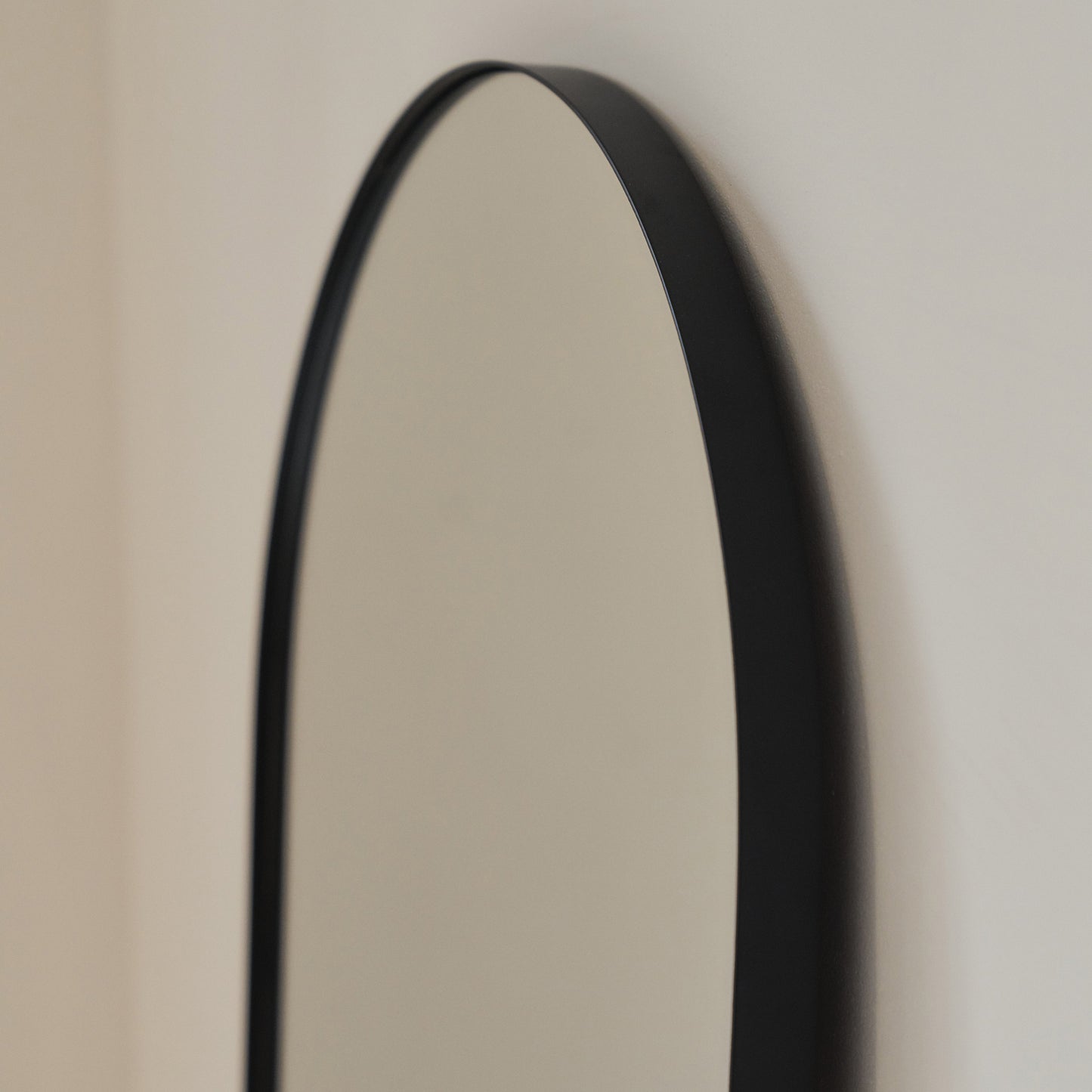 Haus Theo - Grande, preto, gewölbter espelho metálico in voller Länge 160cm x 50cm
