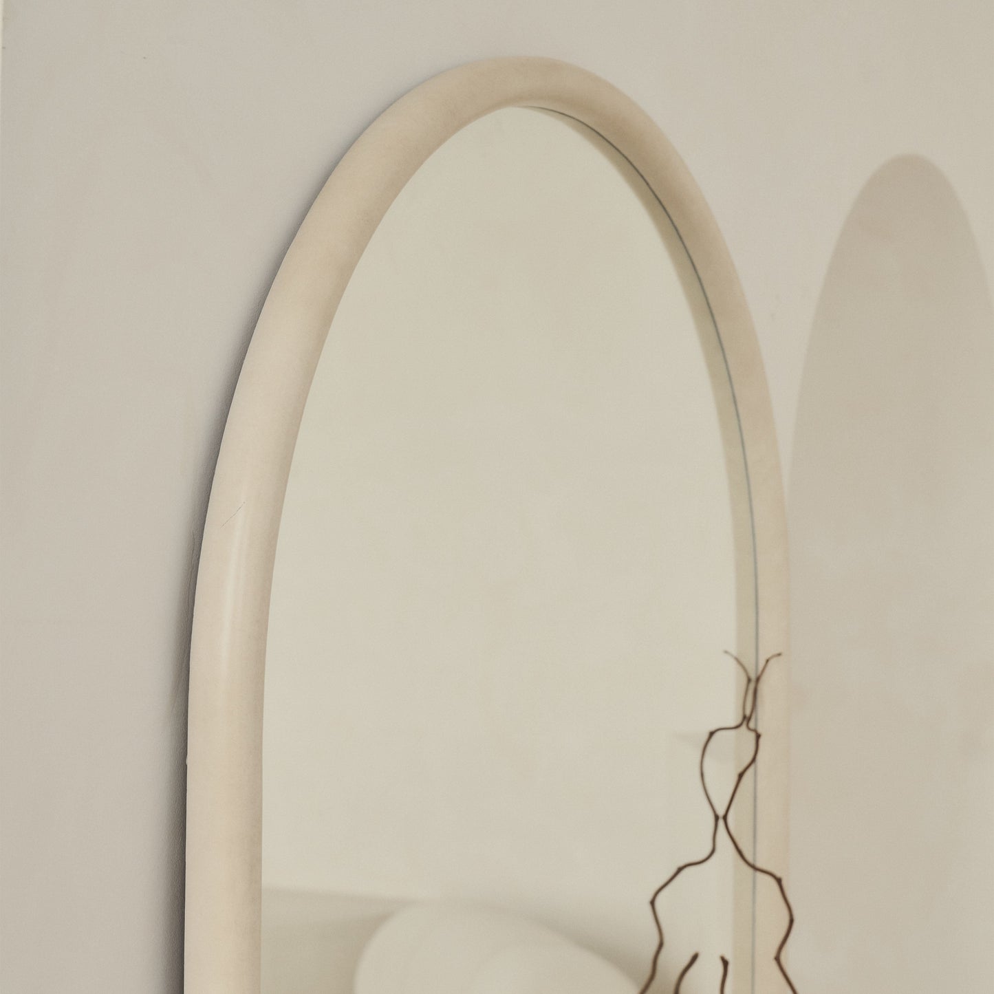 Haus Amora – Extra Grande, curvo espelho de corpo inteiro aus betão (190 cm x 100 cm)