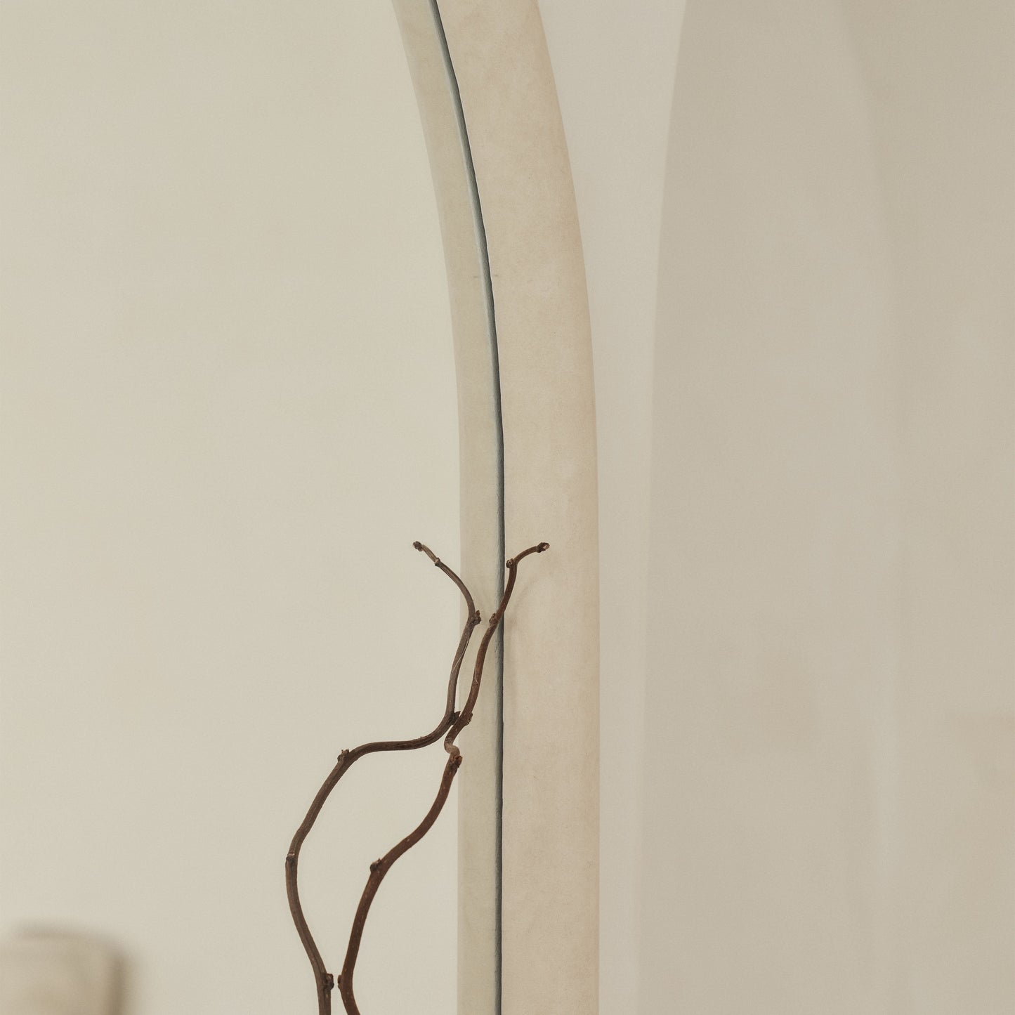 Haus Amora – Extra Grande, curvo espelho de corpo inteiro aus betão (190 cm x 100 cm)