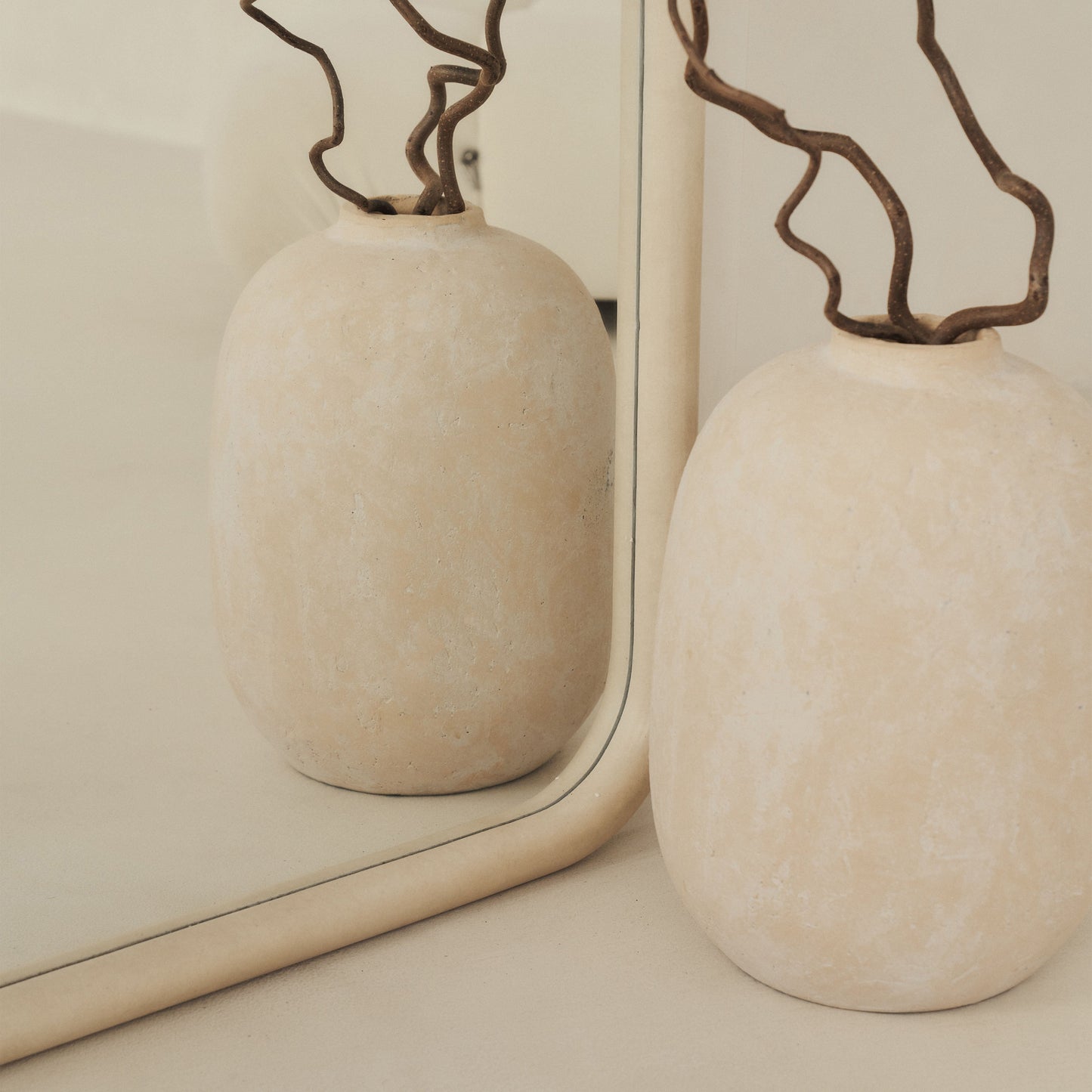 Haus Amora – Extra Grande, curvo espelho de corpo inteiro aus betão (190 cm x 100 cm)