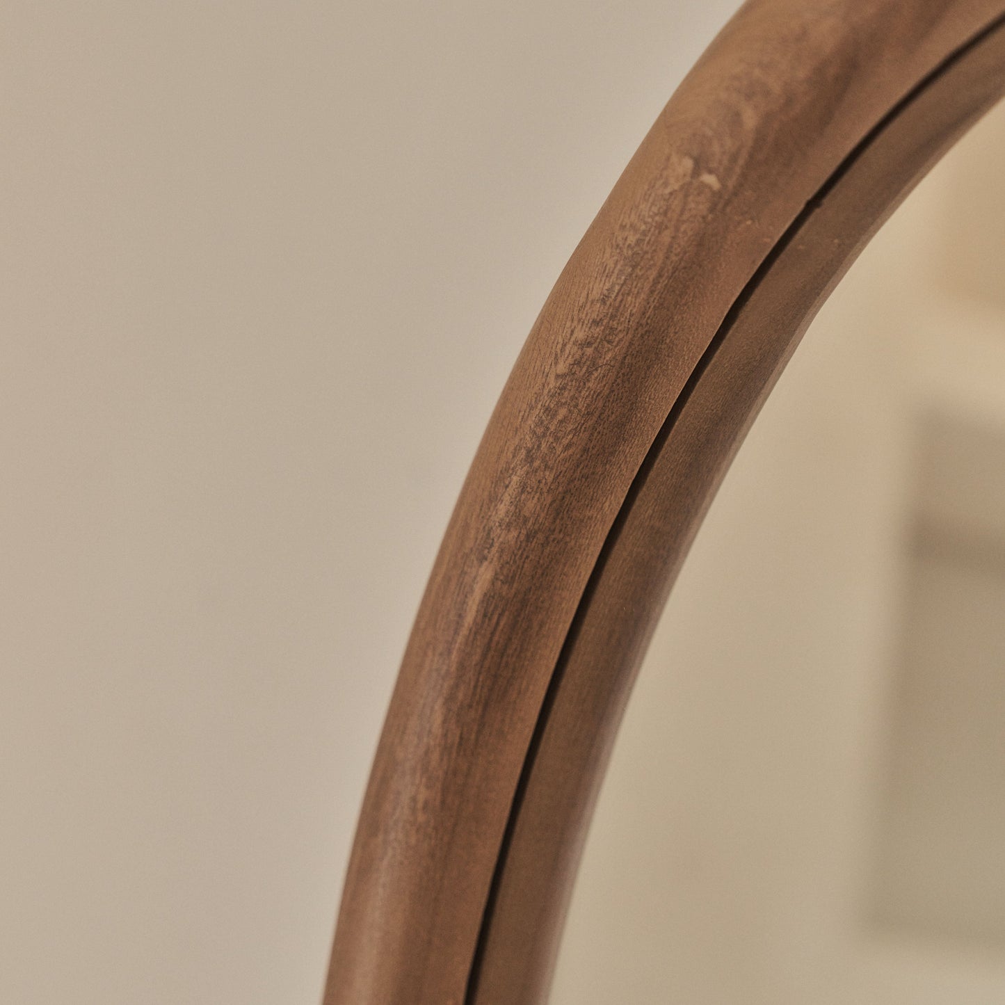 Haus Amora – espelho de corpo inteiro mit geschwungener Holzrahmung (172 cm x 60 cm)