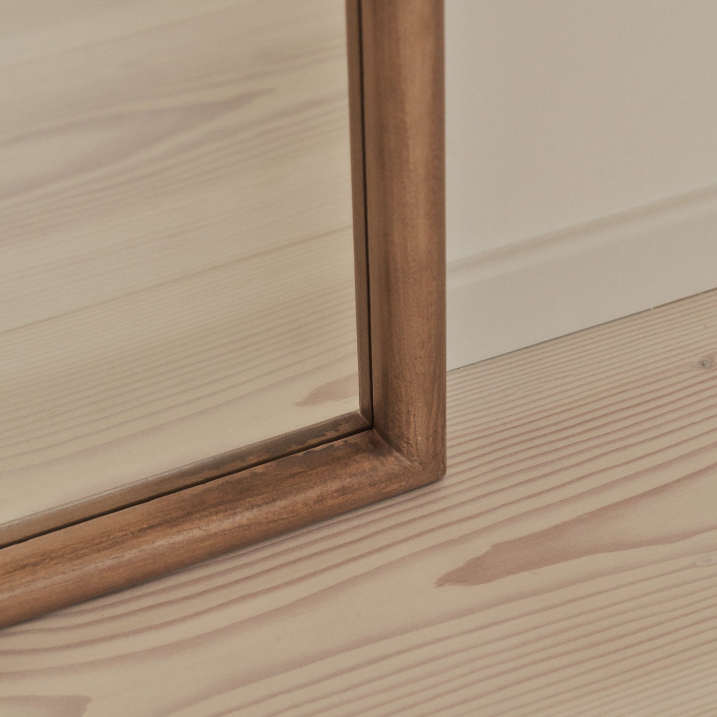 Haus Amora – espelho de corpo inteiro mit geschwungener Holzrahmung (172 cm x 60 cm)