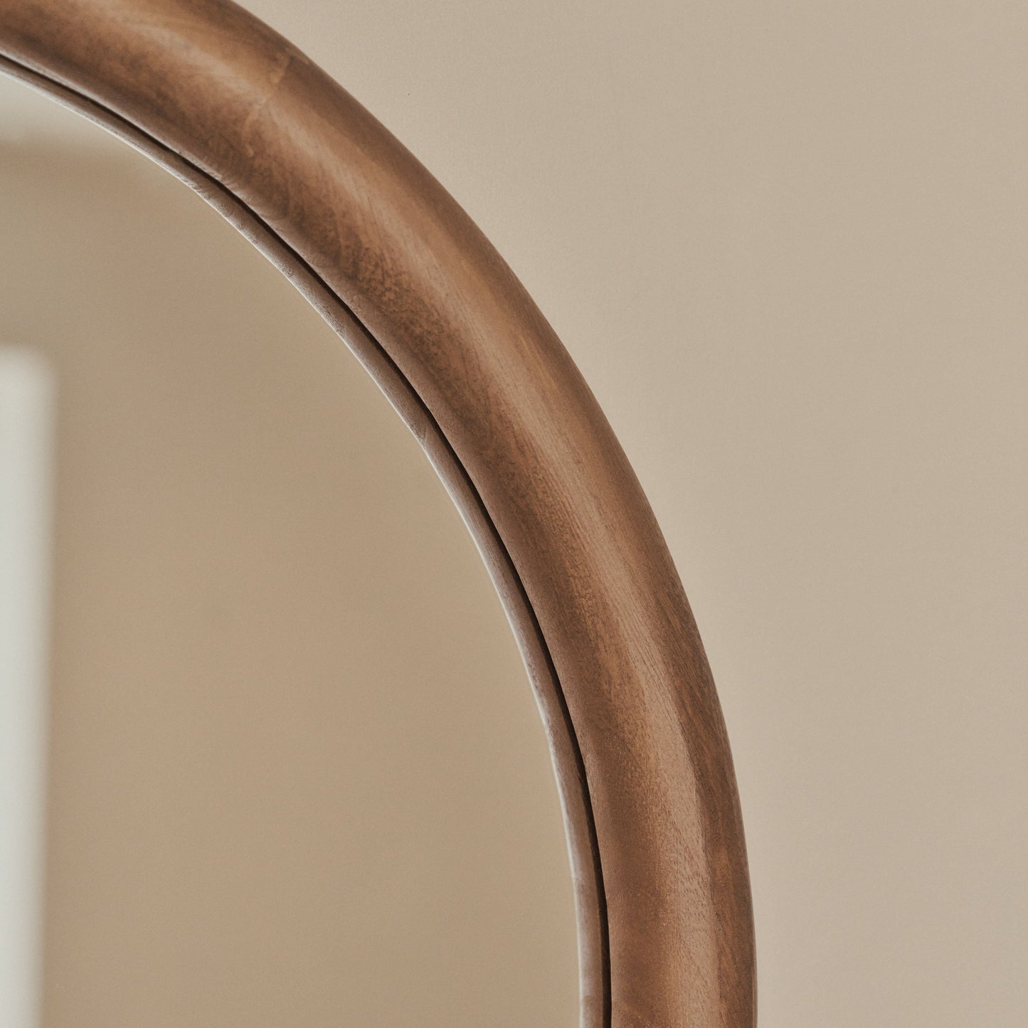 Haus Amora – espelho de corpo inteiro mit geschwungener Holzrahmung (172 cm x 60 cm)