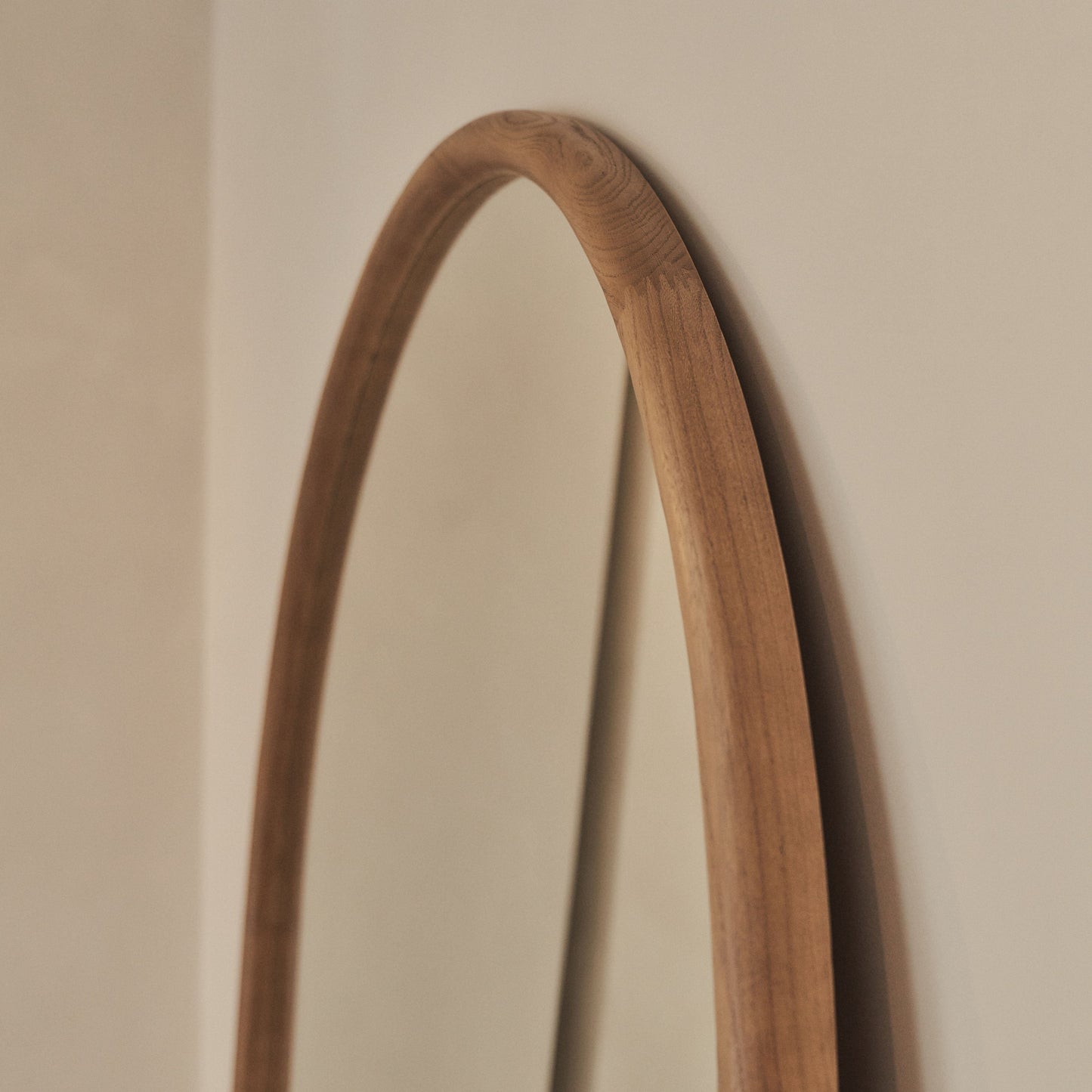 Haus Amora – Espelho extra grande de corpo inteiro em madeira (200 cm × 120 cm)