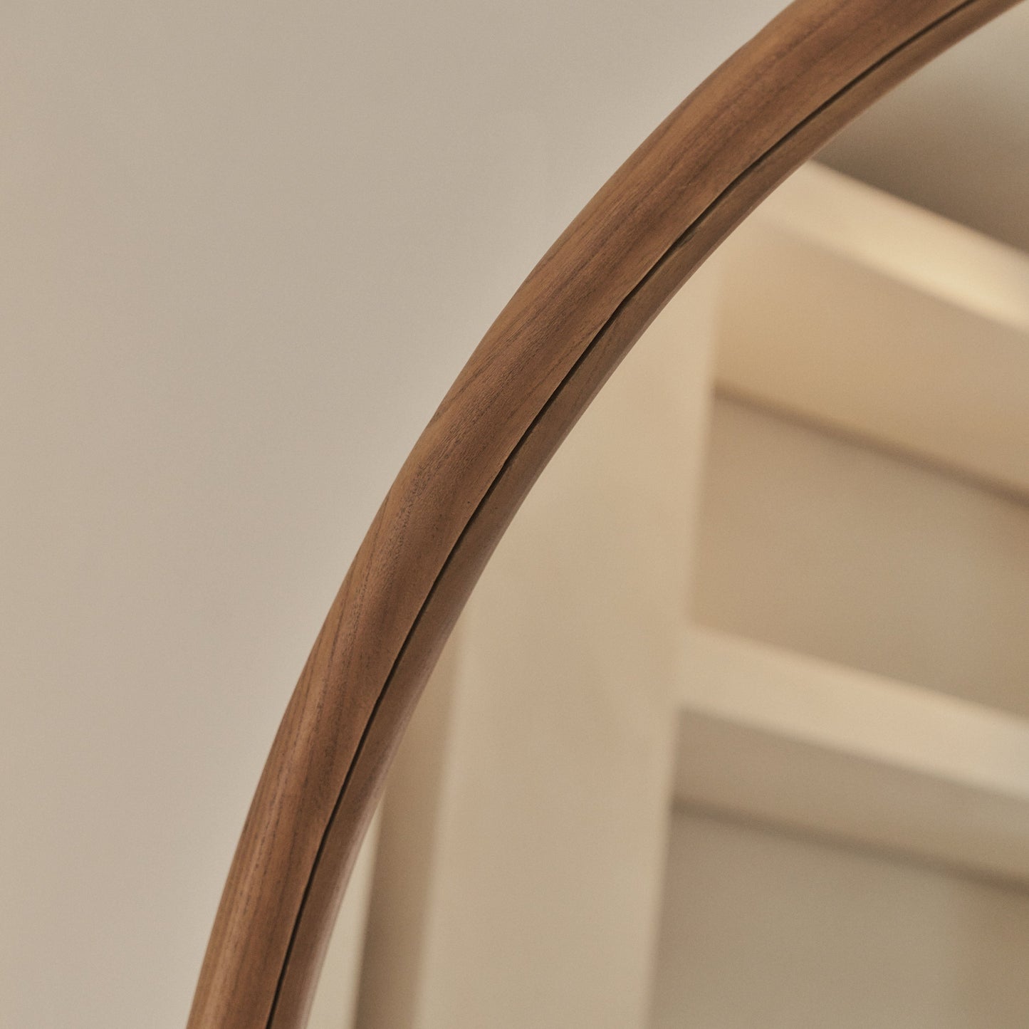 Haus Amora – Espelho extra grande de corpo inteiro em madeira (200 cm × 120 cm)